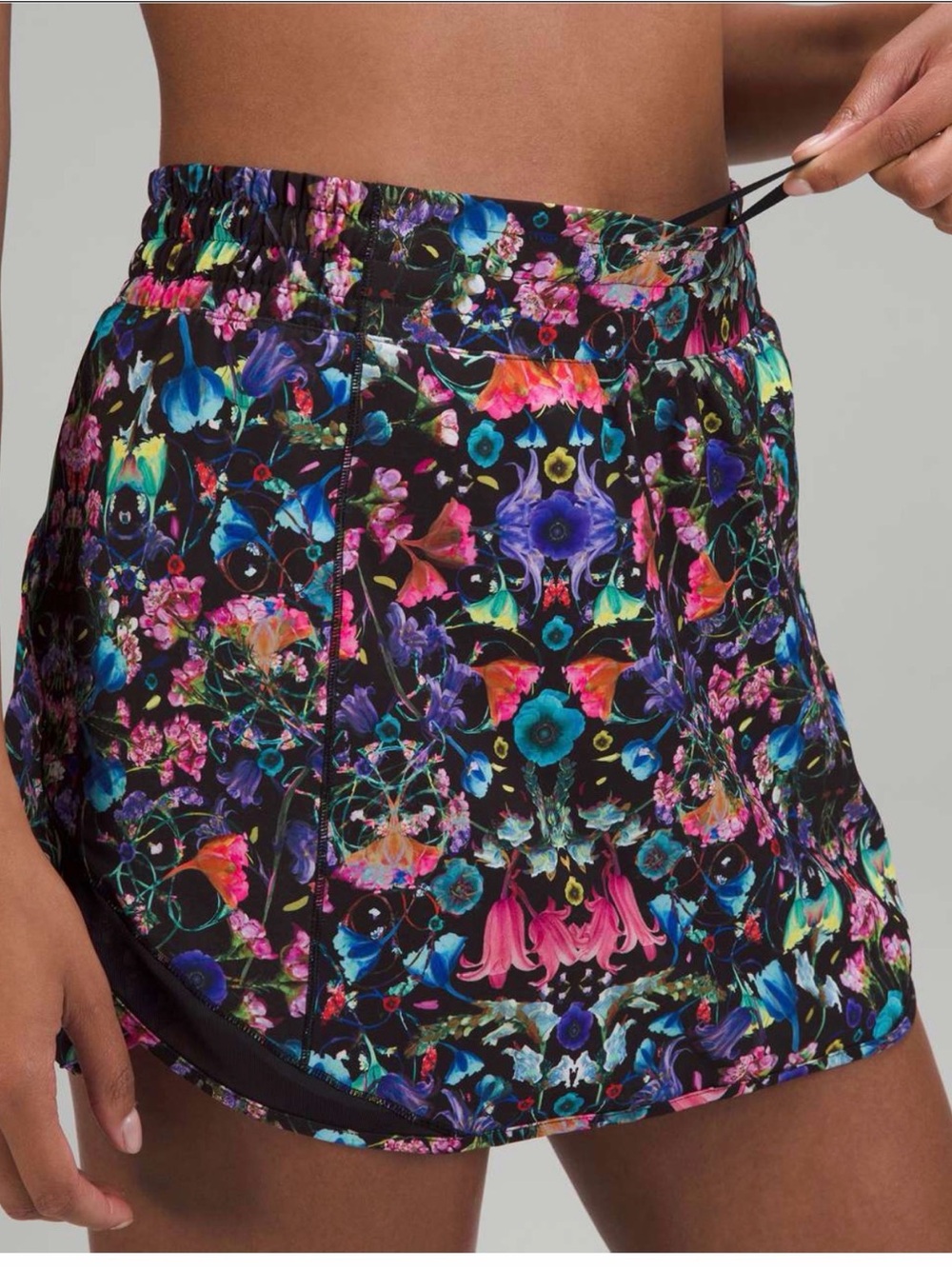 Lululemon Hotty Hot High-Rise Skirt
Flowerscope Black Multi / Black